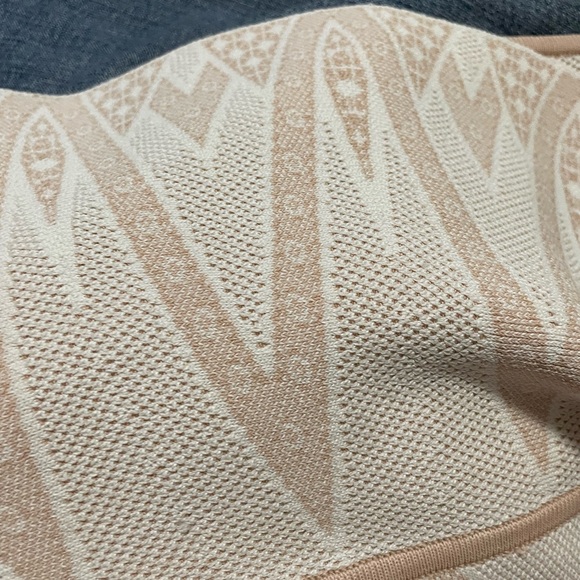 Large BCBGMAXAZRIA Gardenia top with bottom detail flair. Pink - Picture 15 of 17